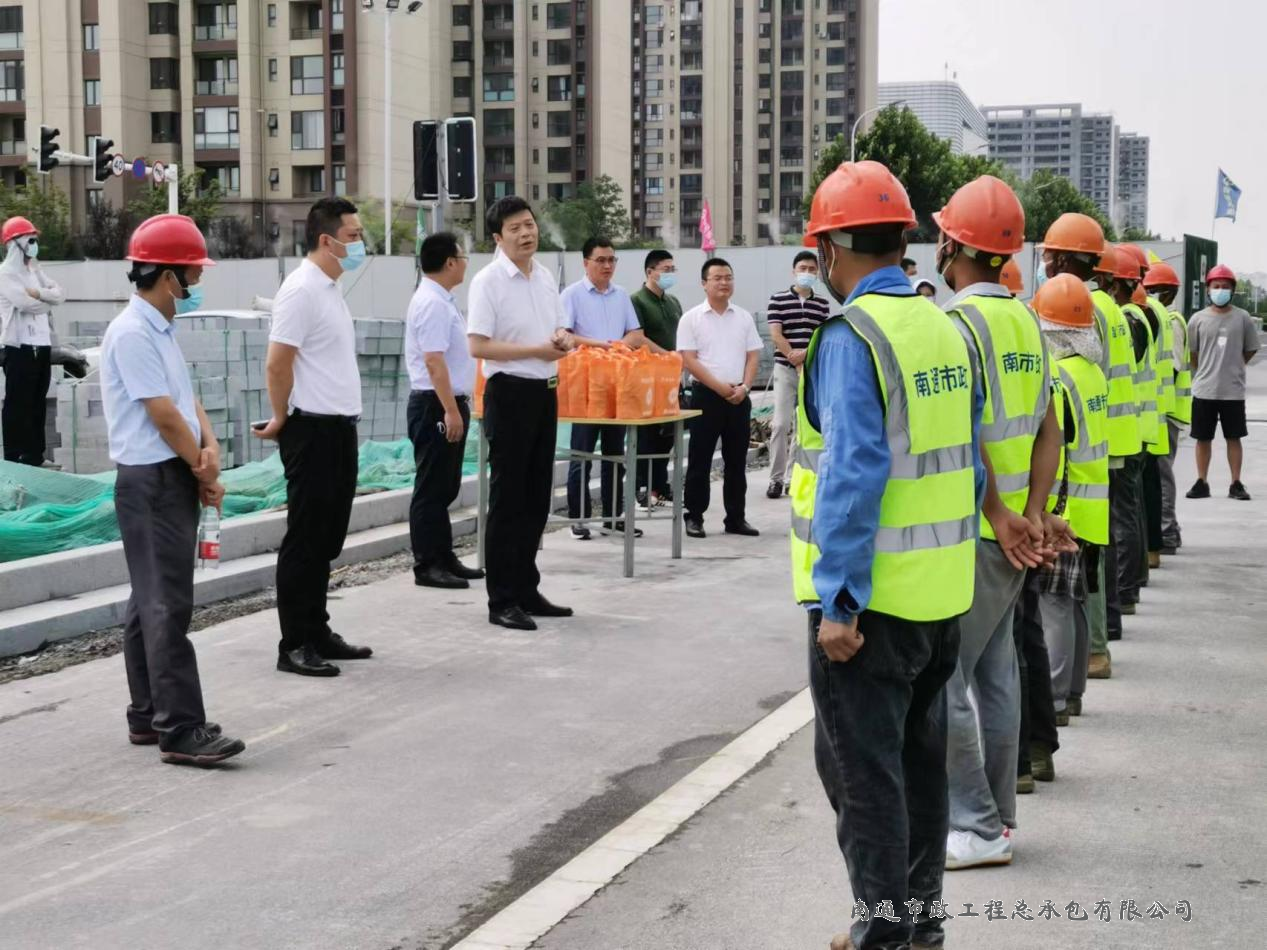 崇川區政協(xié)主席江建春同志慰問(wèn)星城路橋梁工程施工人員
