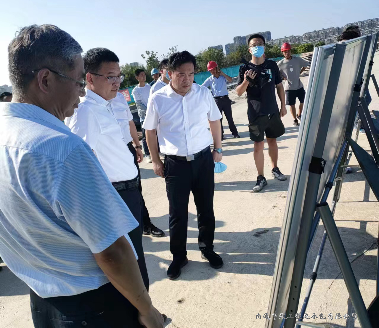 區委書(shū)記胡擁軍同志調研星城路橋梁工程建設情況